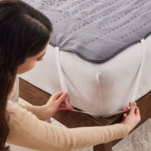 هل يمكن للناس النوم مع تسخين كهربائي تحت بطانية ؟